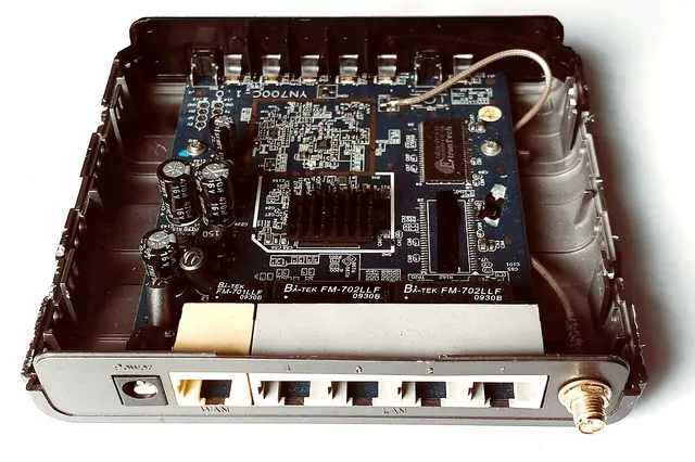 Photograph: Wireless router, internal components (LevelOne WBR 6002).
