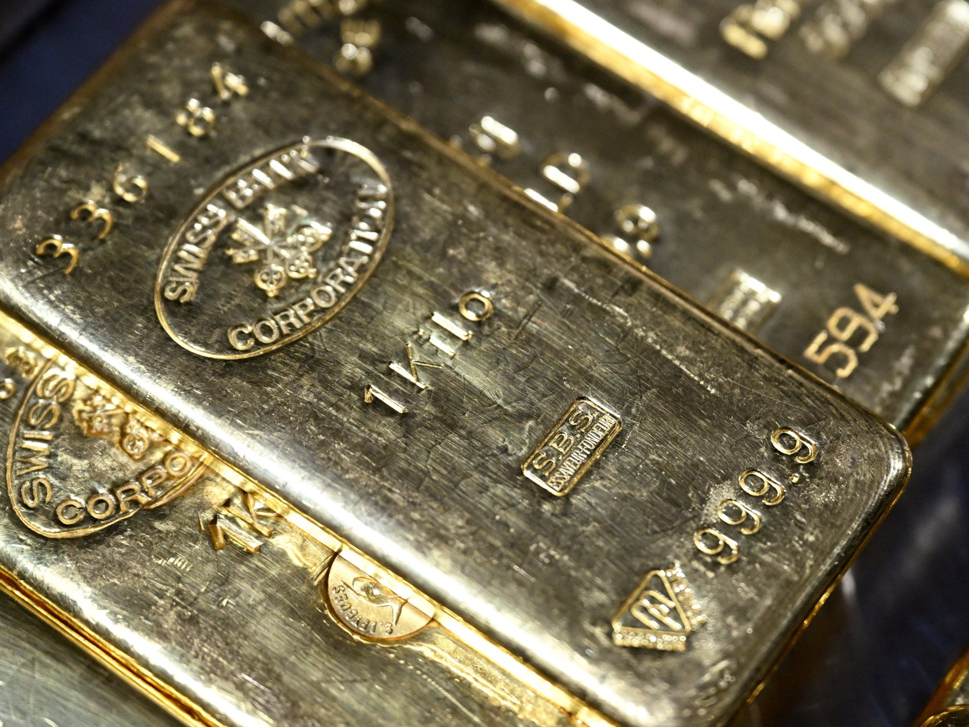 Gold surges past $5,500 amid Iran tensions, weakening US dollar | Business and Economy Gold surges past $5,500 amid Iran tensions, weakening US dollar | Business and Economy