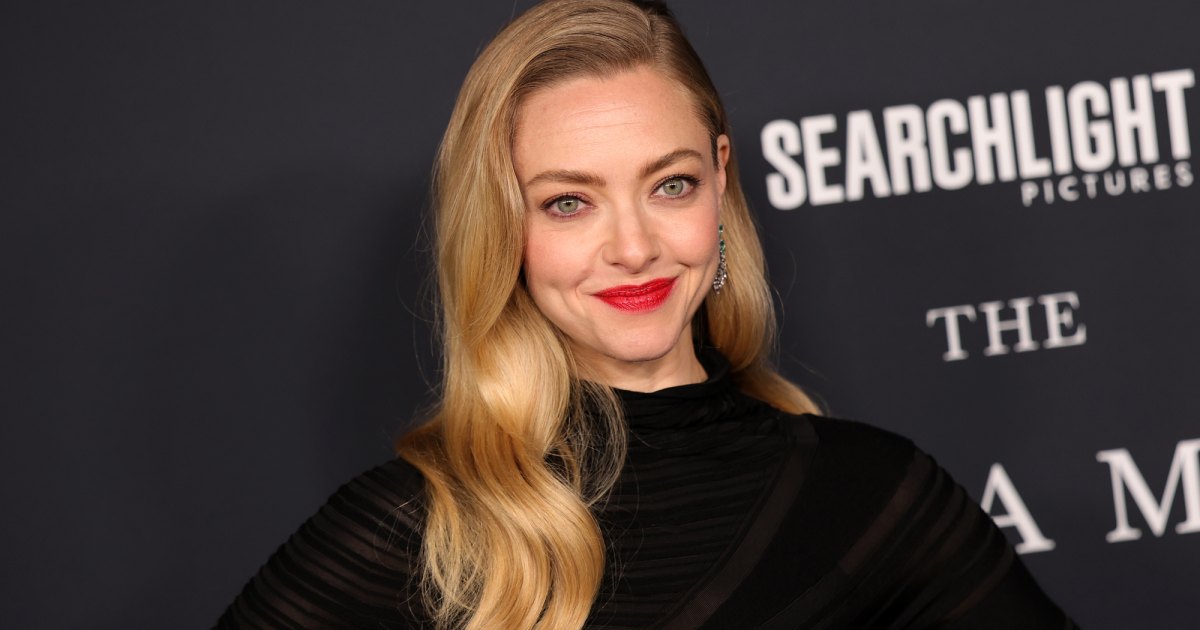 Copy Amanda Seyfried’s Classy Pleated Skirt Look for $27 on Amazon Copy Amanda Seyfried’s Classy Pleated Skirt Look for $27 on Amazon