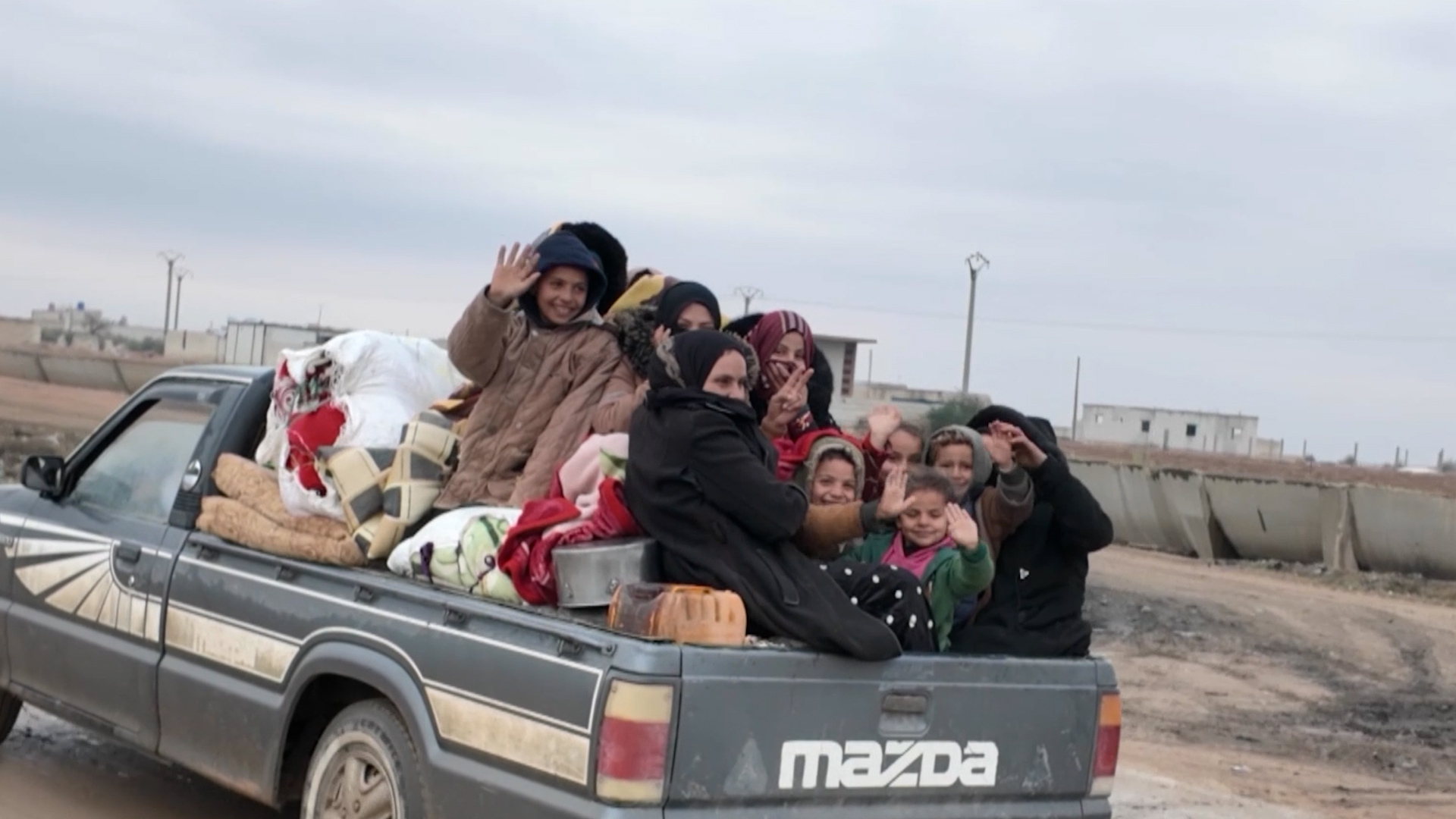 Video: Residents in Deir Hafer celebrate after Syrian army pushes out SDF | Military Video: Residents in Deir Hafer celebrate after Syrian army pushes out SDF | Military