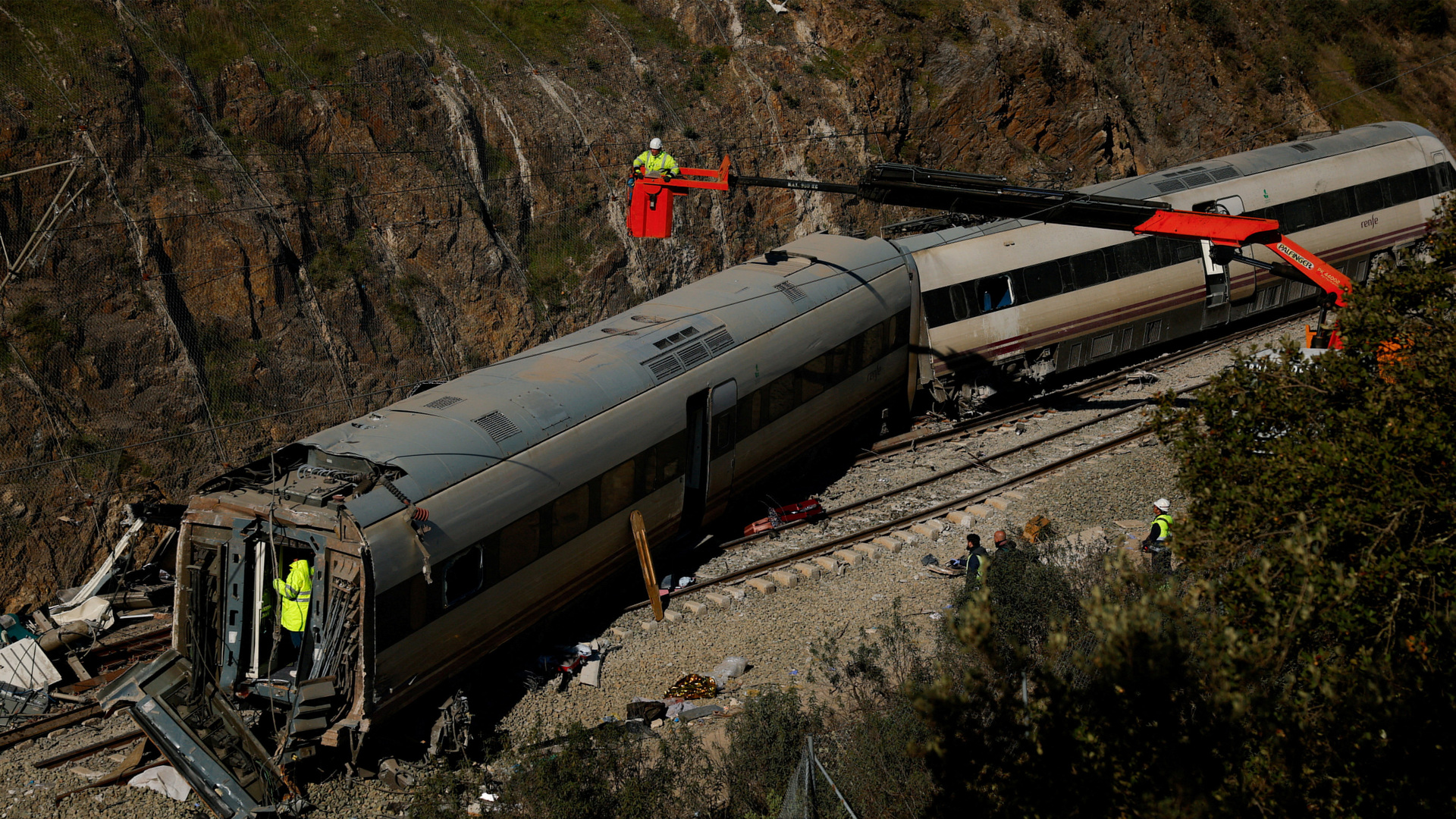 Spain searches for remains of victims from deadly train crash | Transport Spain searches for remains of victims from deadly train crash | Transport