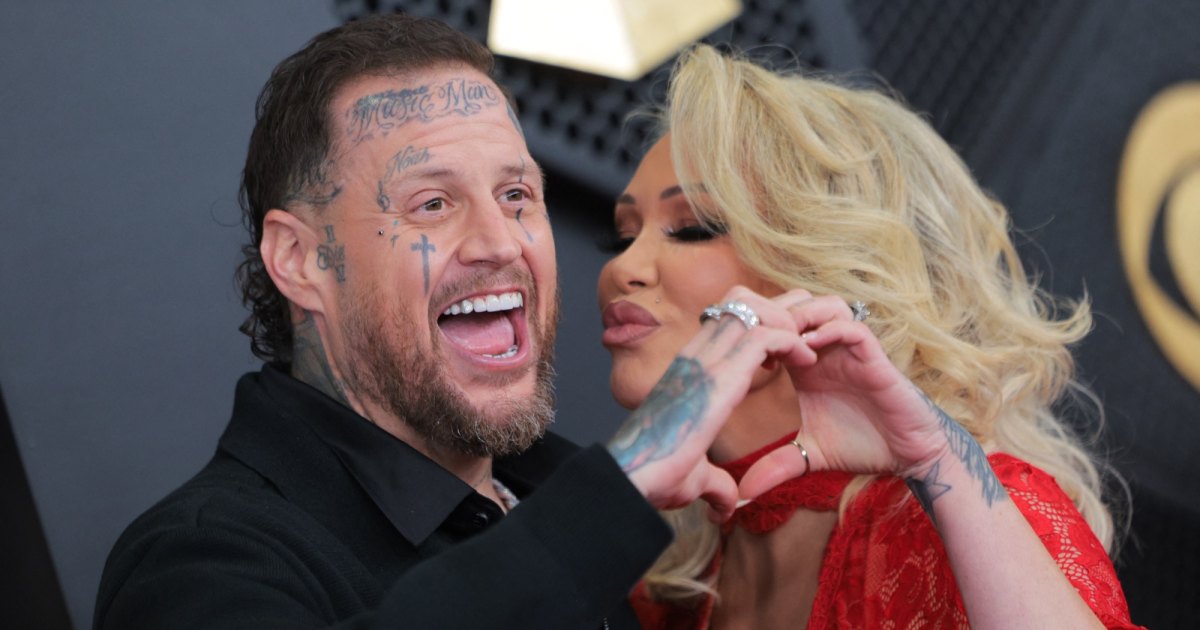 Celebs Who’ve Packed on the PDA at the Grammys Over the Years Celebs Who’ve Packed on the PDA at the Grammys Over the Years
